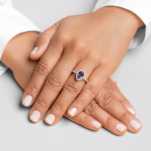 Goldener Ring mit Lab Grown Alexandrit in Tropfenform und Diamanten Mason