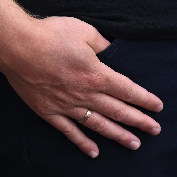 Finger mit originellem Trauring 49346