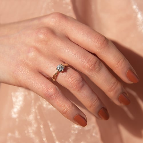 Verlobungsring mit einem Diamanten Eveta