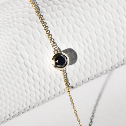 Goldenes Armband mit schwatzen Diamant Arleth