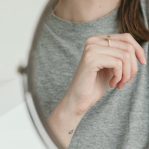 Goldener von Hand gravierter Ring mit einem Salt and Pepper Diamanten Aldora