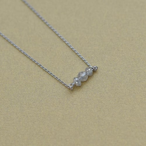 Goldener Choker mit Diamanten-Perlen Xanadie