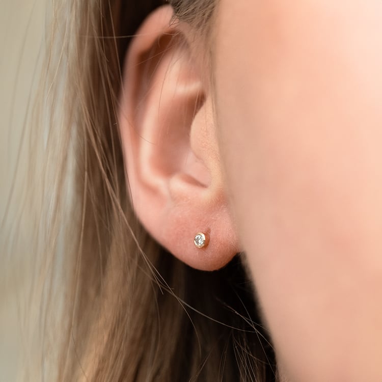 Silberne Ohrstecker mit Lab Grown Diamanten in Bezelfassung Tofine 150315