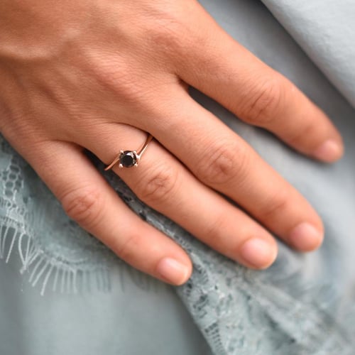 Verlobungsring mit schwarzem Diamant Nami
