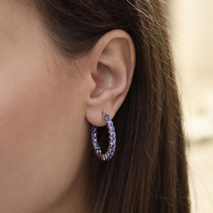 Silberohrringe mit Amethyst Creolen auf dem Ohr 35735