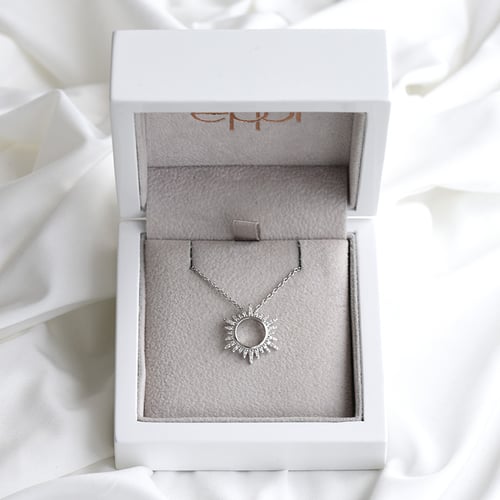 Anhänger in Sonnenform mit Diamanten Maja