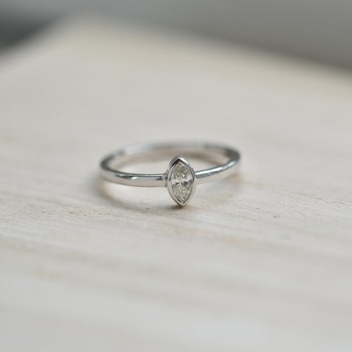 Goldring mit Marquise GIA zertifiziertem Diamant Alua