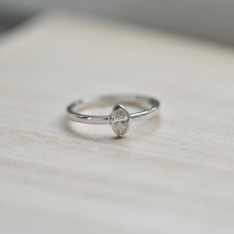 Goldring mit Marquise GIA zertifiziertem Diamant Alua 38072