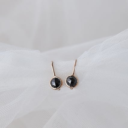 Goldene Hängeohrringe mit schwarzen Diamanten Maumo