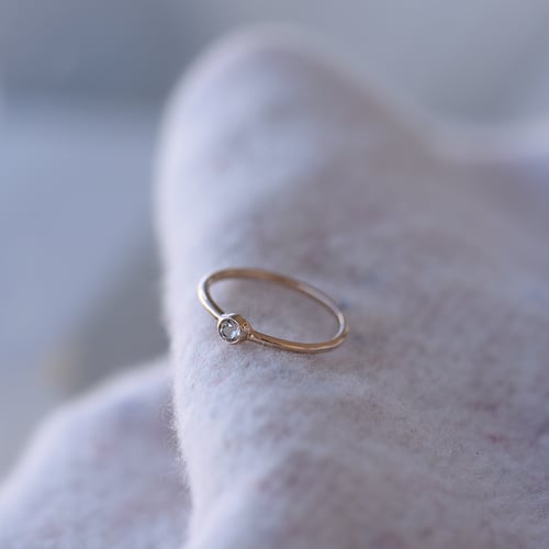 Goldener minimalistischer Ring mit Morganit Emilien