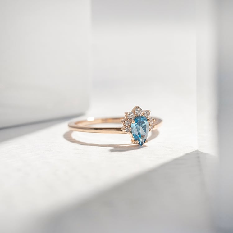 Verlobungsring mit einem IGI zertifizierten 0.30 ct blauen Lab Grown Diamanten Wilf 111363