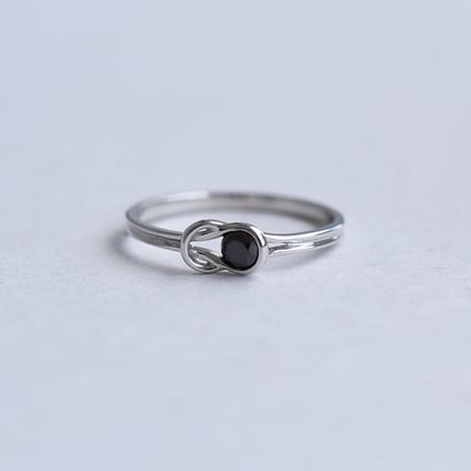 Goldring mit schwarzem Diamant Cearah