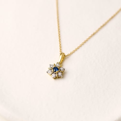 Eleganter Anhänger in Blütenform mit Saphir und Lab Grown Diamanten Aarav