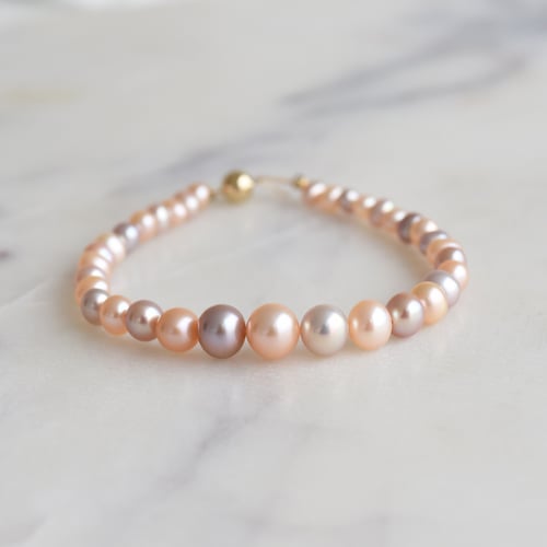 Goldenes Perlenarmband mit mehrfarbigen Perlen Pyah