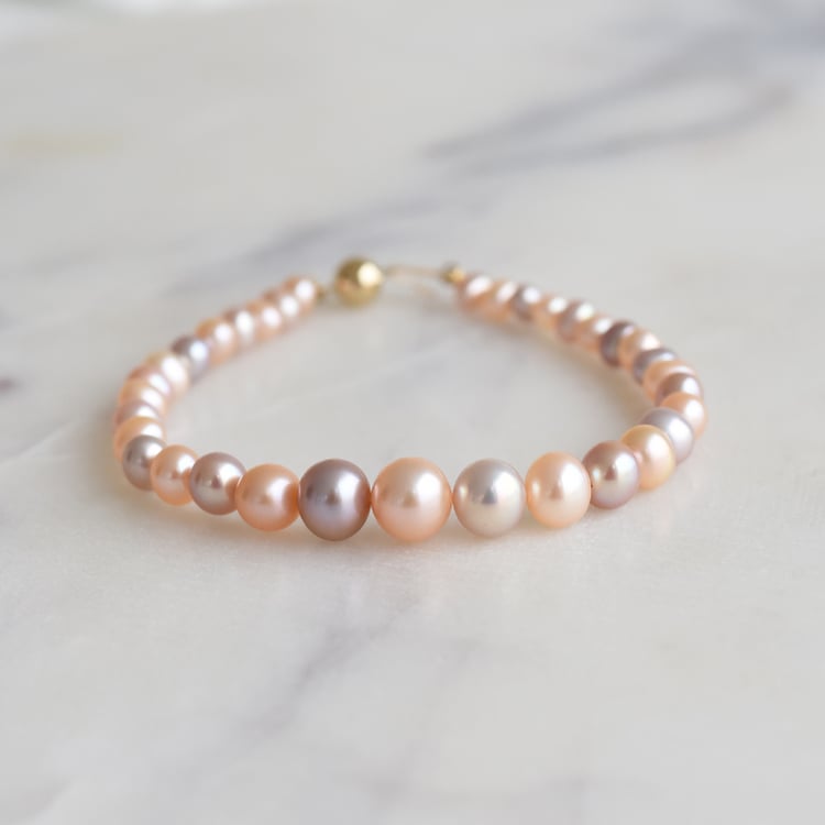 Goldenes Perlenarmband mit mehrfarbigen Perlen Pyah 90520