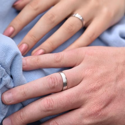 Moderne Eheringe aus kombiniertem Gold Mouline