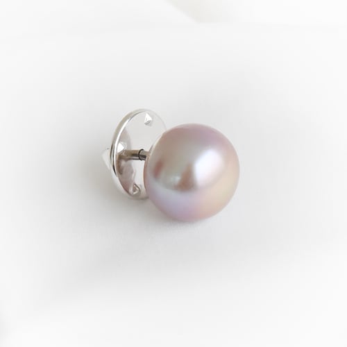 Minimalistische Brosche mit rosa Perle Suzume