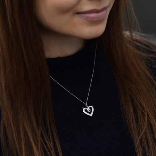Herz aus Gold mit Diamanten in einer Anhänger Savita