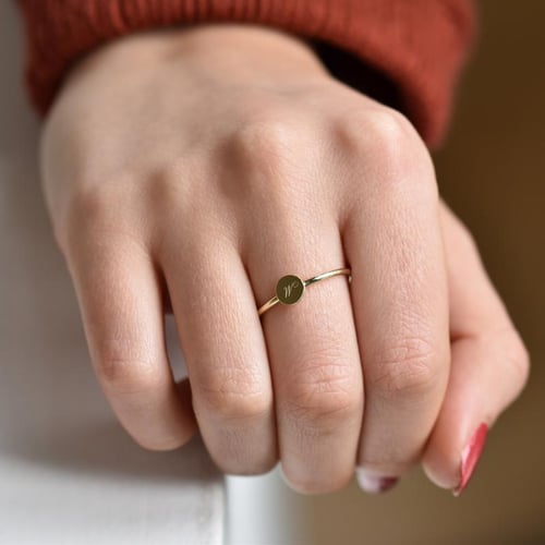 Goldring mit Gravur eines Buchstabens Babire