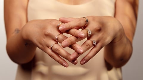Entdecken Sie Schmuck, der nie aus der Mode kommt, in Peach Fuzz