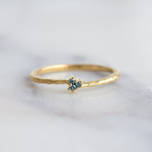 Zarter silberner Ring mit blauen Diamanten Milan