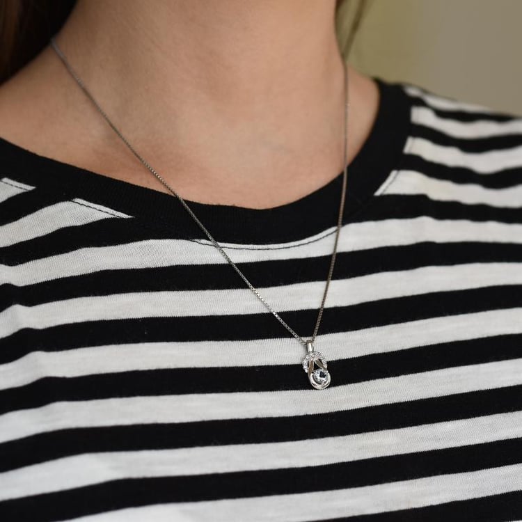 Aquamarin Anhänger mit Silberkette auf dem Hals 31041