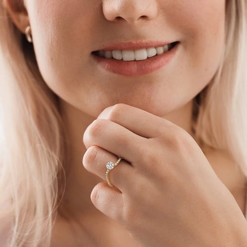 Verlobungsring mit rundem Moissaniten und Lab Grown Diamante in der Größe Ihrer Wahl Elise