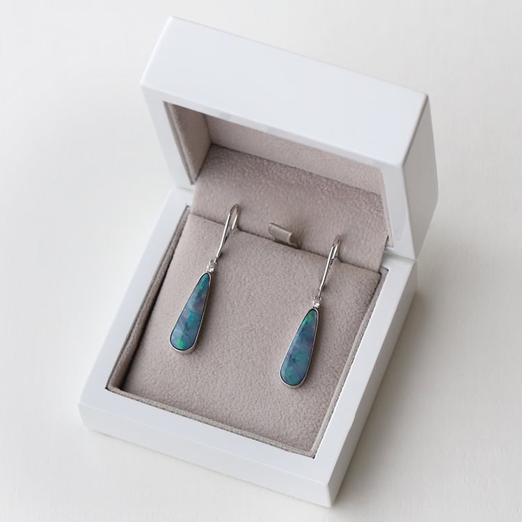 Goldene Hängeohrringe mit blauen Opalen und Diamanten Wilma 73839