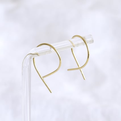 Goldene Ohrringe im ungewöhnlichen Design Aapeli