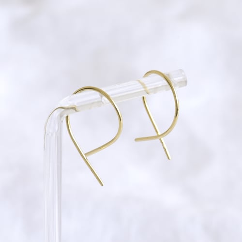 Goldene Ohrringe im ungewöhnlichen Design Aapeli