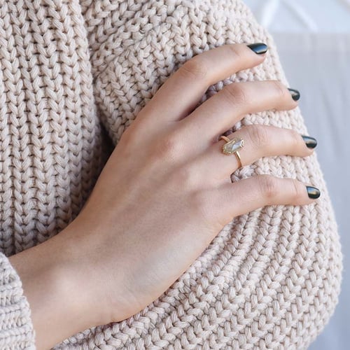 Ring mit Hexagon Salt und Pepper Diamanten Yene