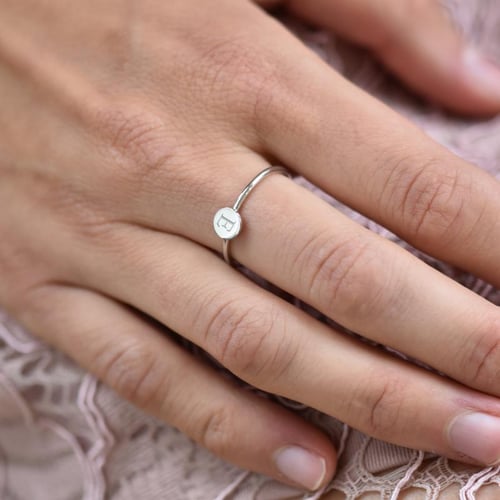 Goldring mit Gravur eines Buchstabens Babire