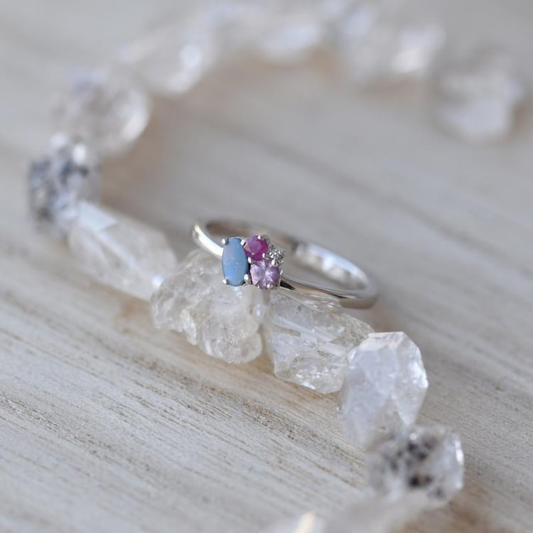 Goldener Cluster-Ring mit Opal, Rubin, Saphir und Diamant Bluma 52316