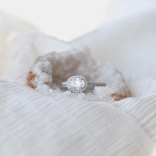 Diamanten Verlobungsring im Halostil Leimoni