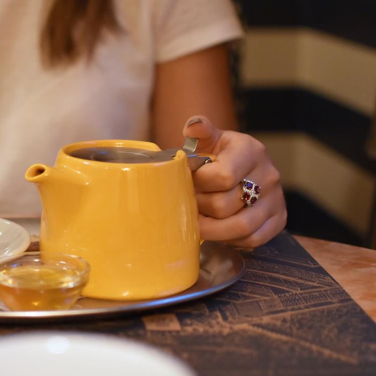 Finger mit Granatring aus Silber 34520