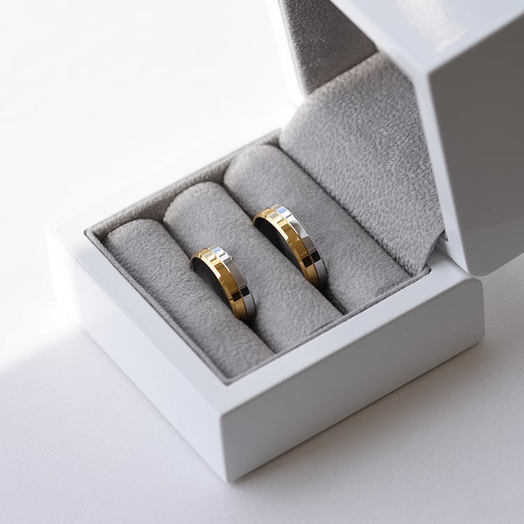 Zweifarbige flache Trauringe mit abgeschrägten Kanten Nanskia 61377