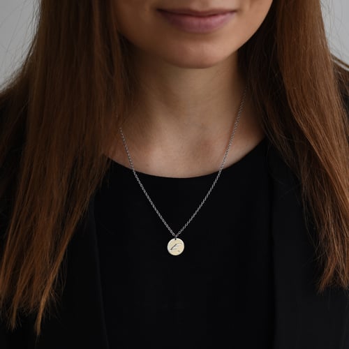Silberner Anhänger mit Diamant und Gravur eines Buchstabens Sager