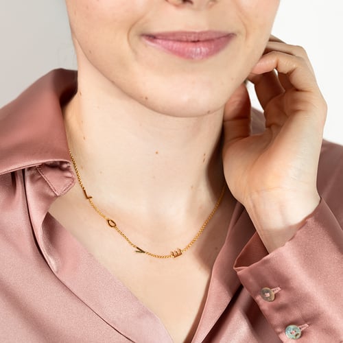 Kette mit den Buchstaben LOVE Lupe