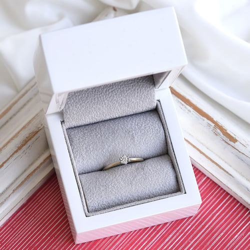 Perfekter Ring mit einem Diamanten Helena