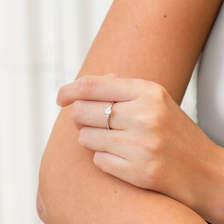 Goldener Verlobungsring mit Mondstein und Diamanten Hye 144187