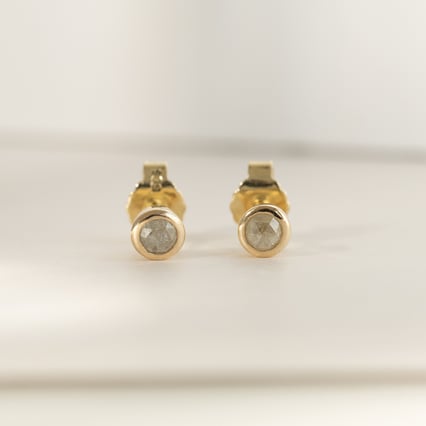 Minimalistische Ohrstecker mit Salt and Pepper Diamanten in Bezelfassung Tofine