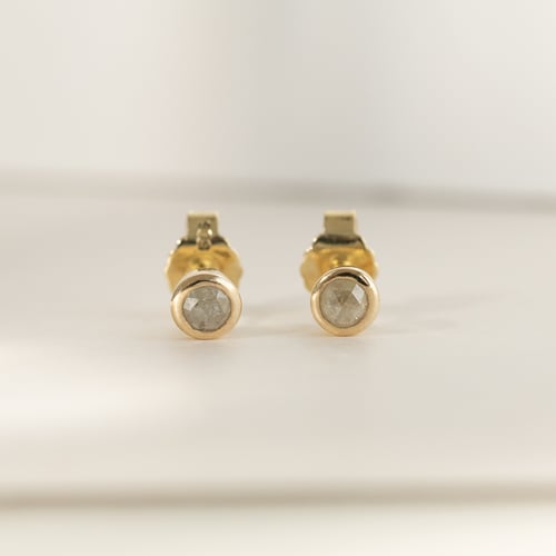 Minimalistische Ohrstecker mit Salt and Pepper Diamanten in Bezelfassung Tofine