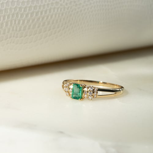 Goldring mit Smaragd und Diamanten Mellan