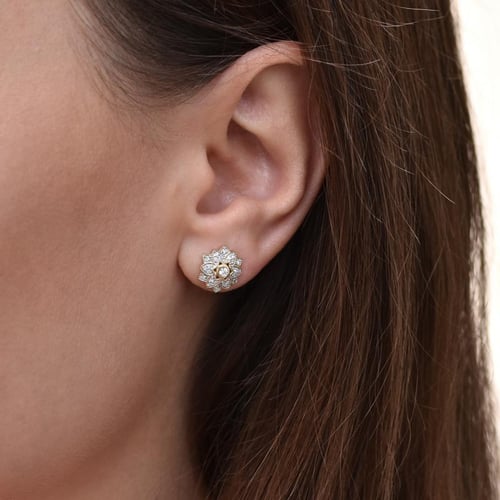 Silberne Ohrstecker mit einer Blume aus Lab Grown Diamanten Bethel
