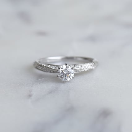 Verlobungsring mit seitlichen Diamanten Avihu