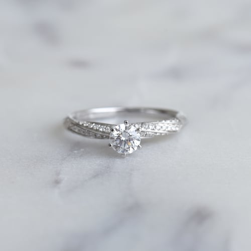 Verlobungsring mit seitlichen Diamanten Avihu