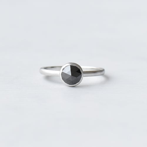 Goldring mit schwarzem Rosenschliff-Diamant Cleve