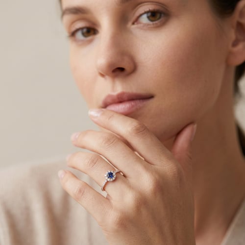 Silber Halo-Ring mit blauem Saphir und Lab Grown Diamanten Lys