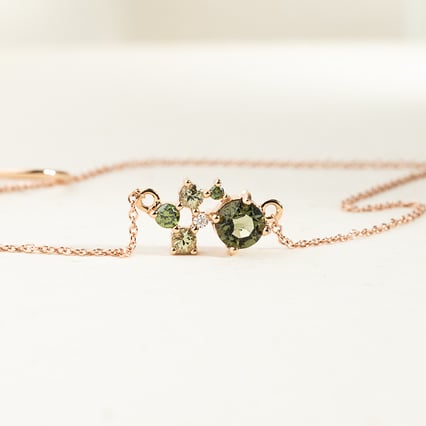 Cluster Halskette mit Moldaviten, Saphiren und Diamanten Otyl