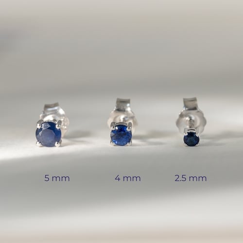 Silberne Ohrstecker mit blauen Saphiren und Auswahl der Größe Franci